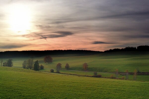 Nuvole e campo con colline