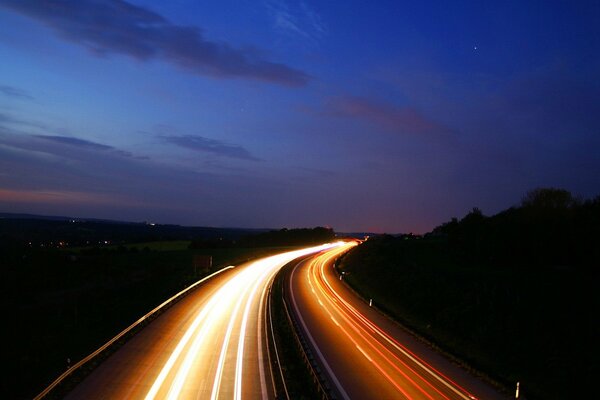 Verlassene Autobahn unter dem Abendhimmel