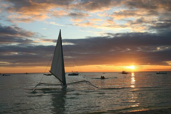 Mehrere Boote bei Sonnenuntergang