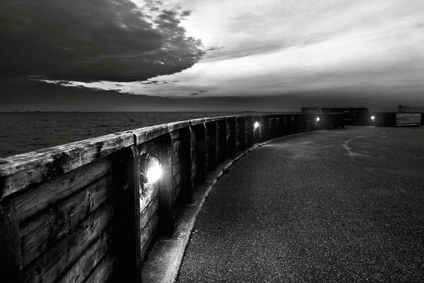 Foto en blanco y negro del paseo marítimo antes de la lluvia