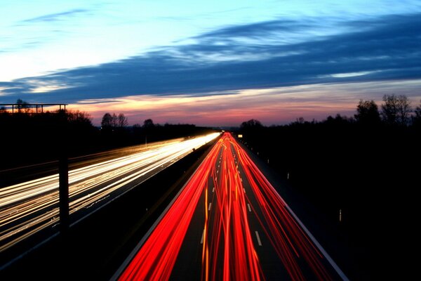 Abendlichter der langen Straße