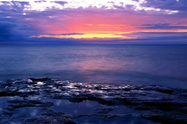 Unattainable horizon on the sea at sunset
