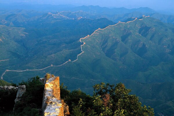 De la hauteur, vous pouvez voir La grande muraille de Chine