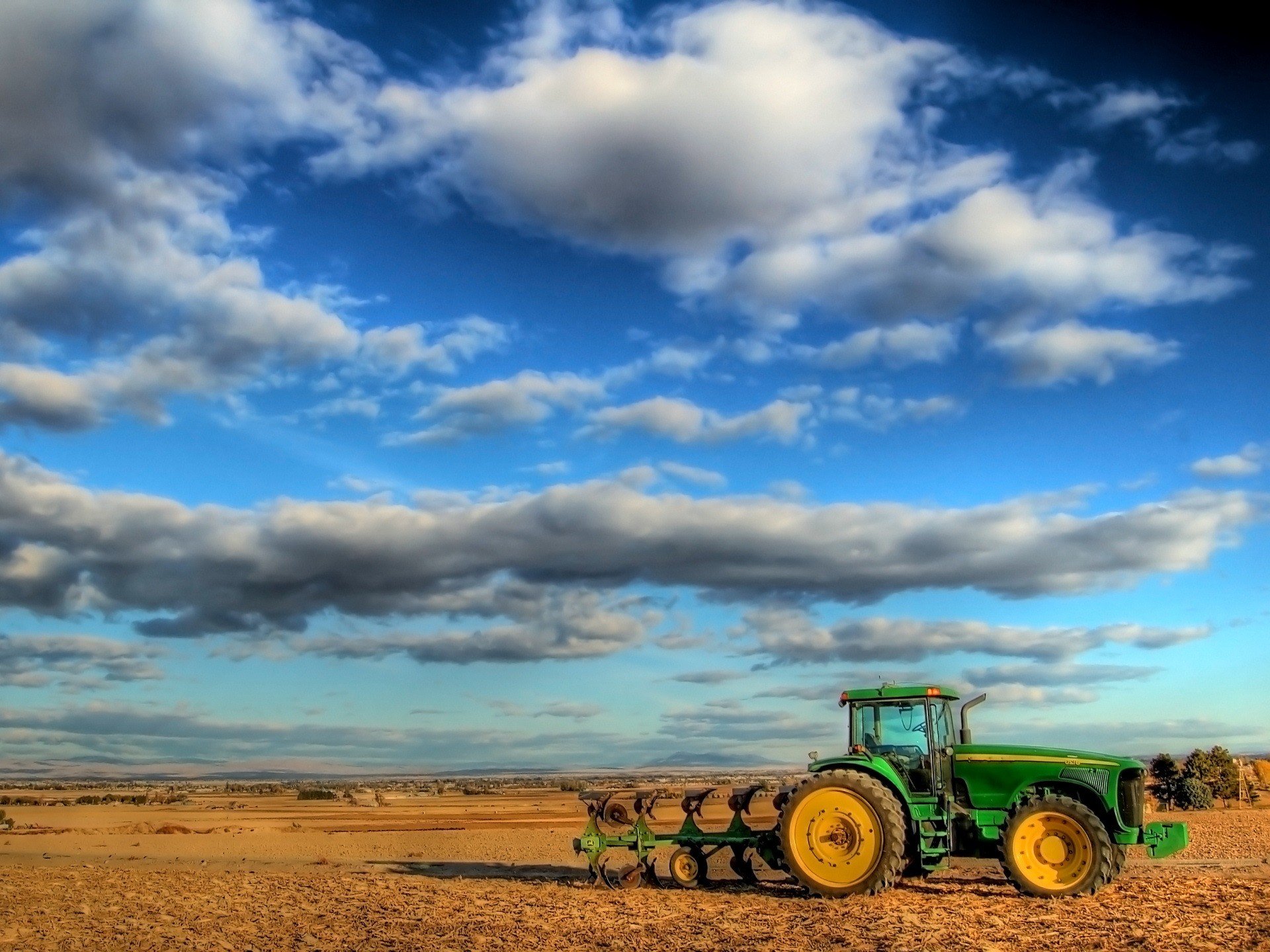 wolken feld traktor