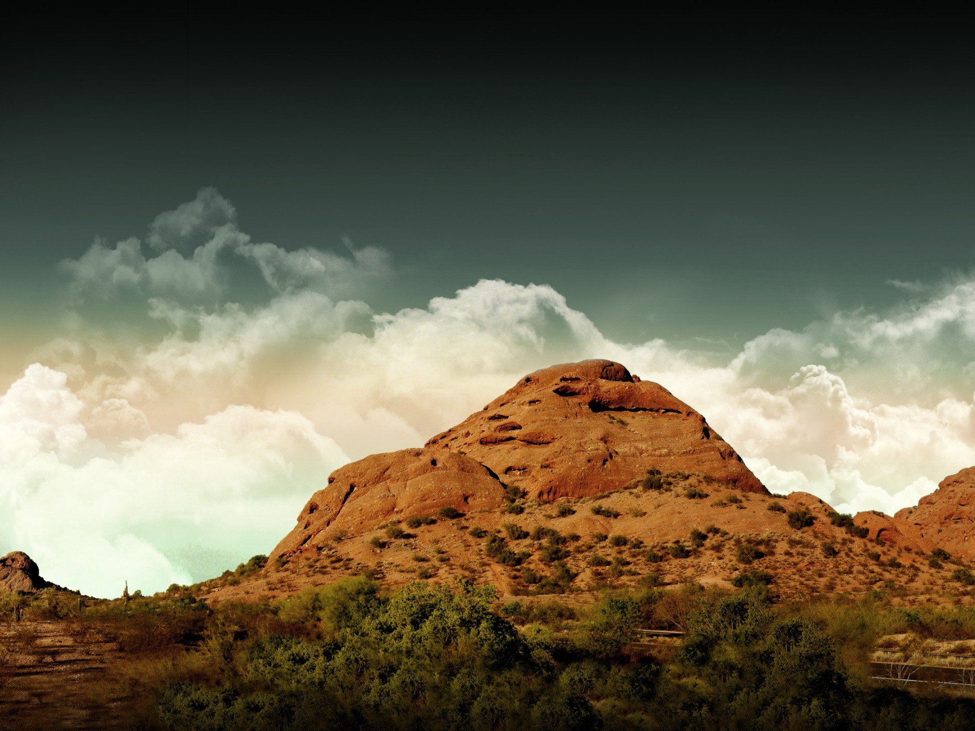 nubes montañas desierto