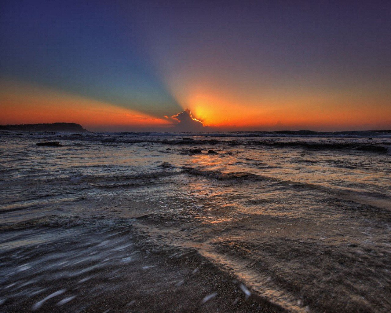 coucher de soleil vagues eau nuages