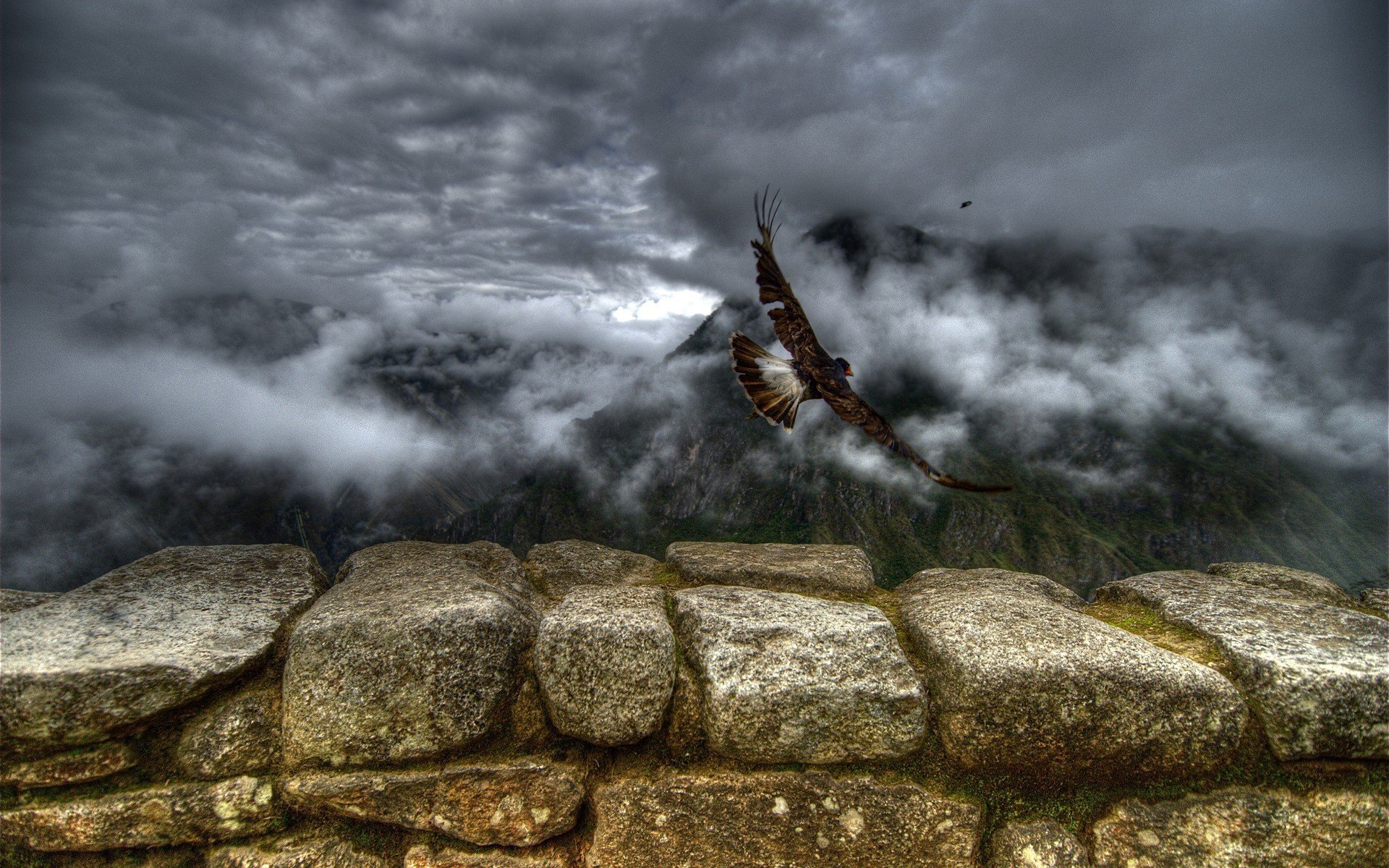 pájaros nubes piedras vuelo montañas