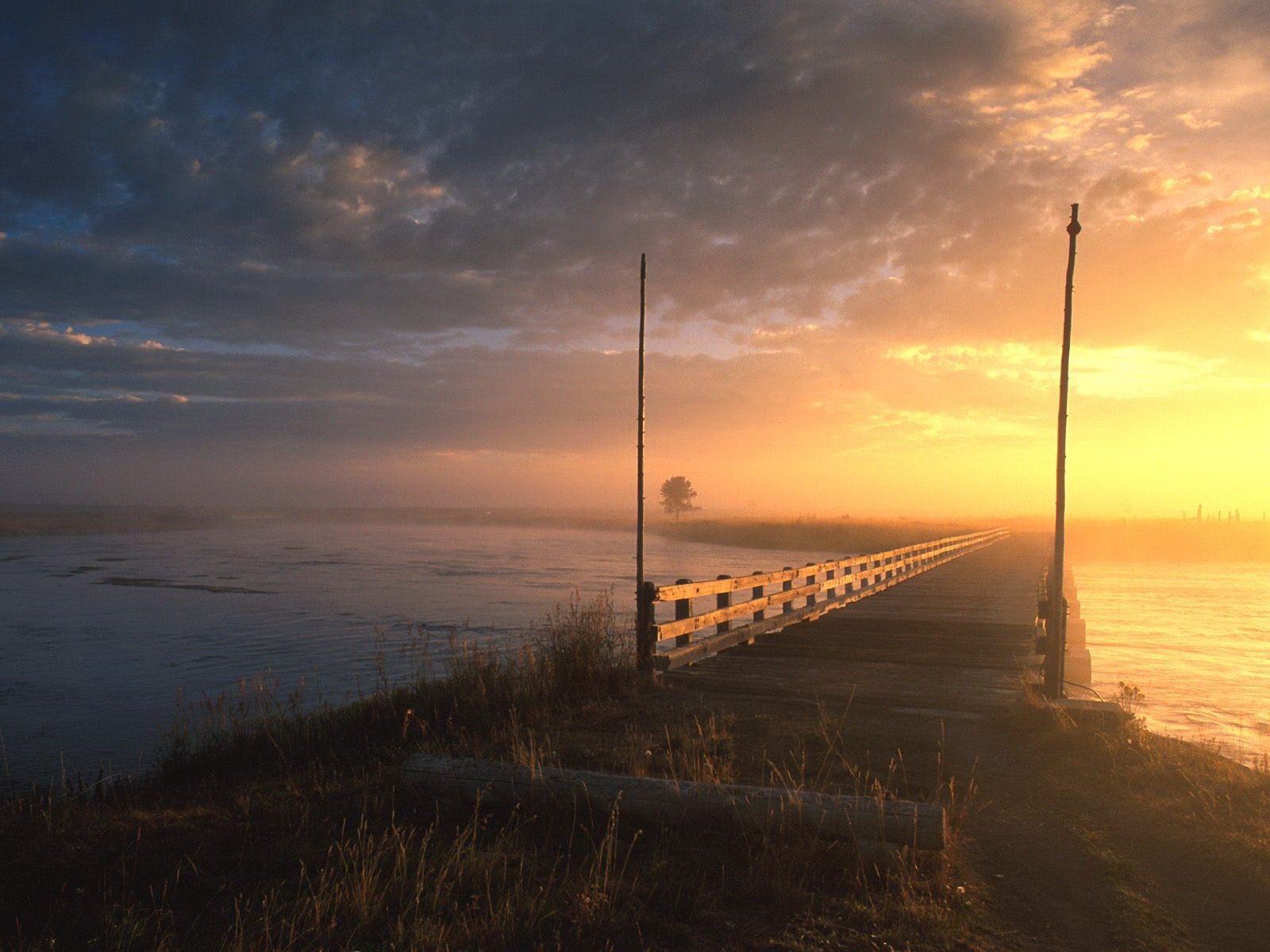 brücke fluss nebel