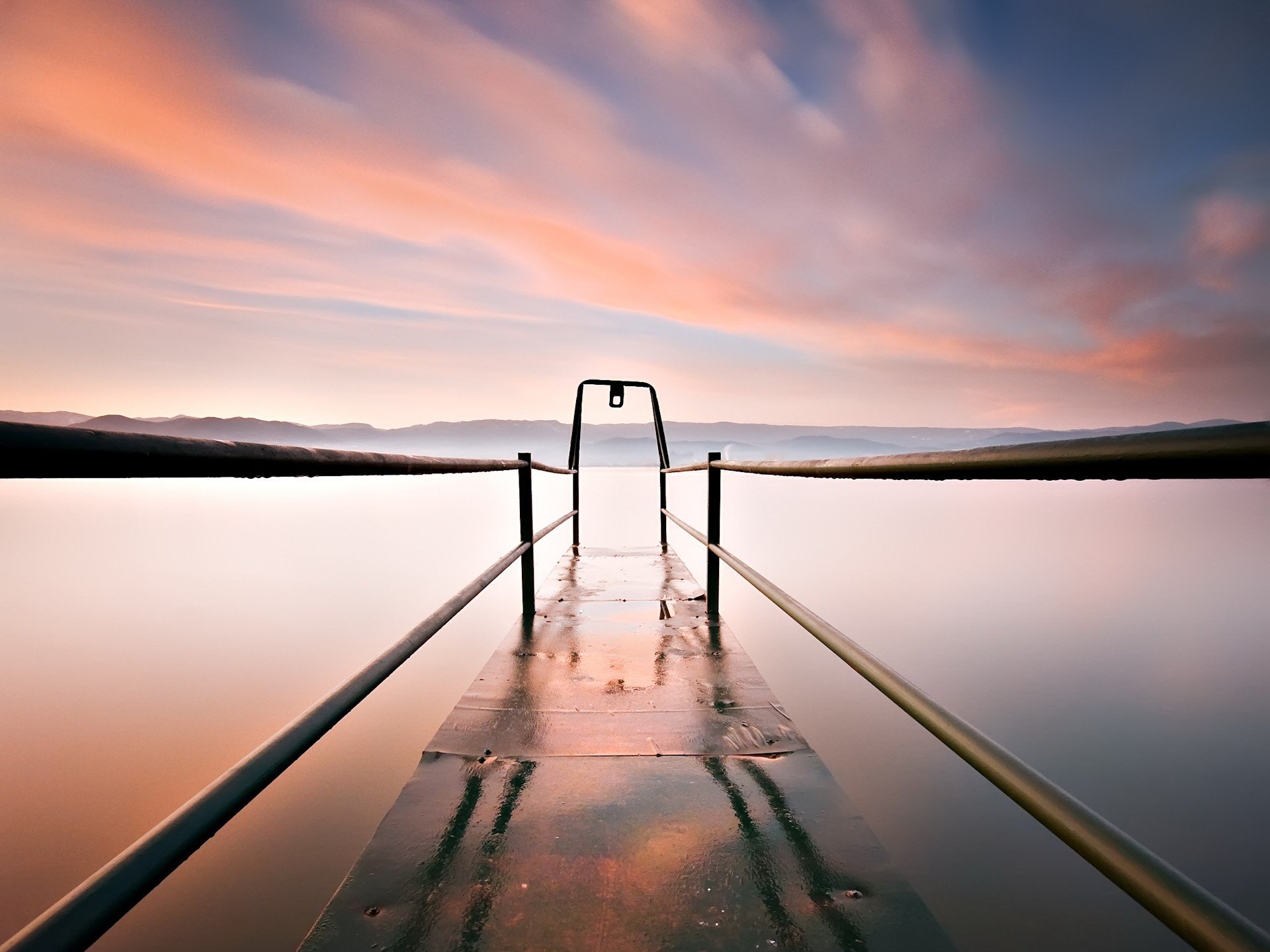 muelle lago nubes exposición