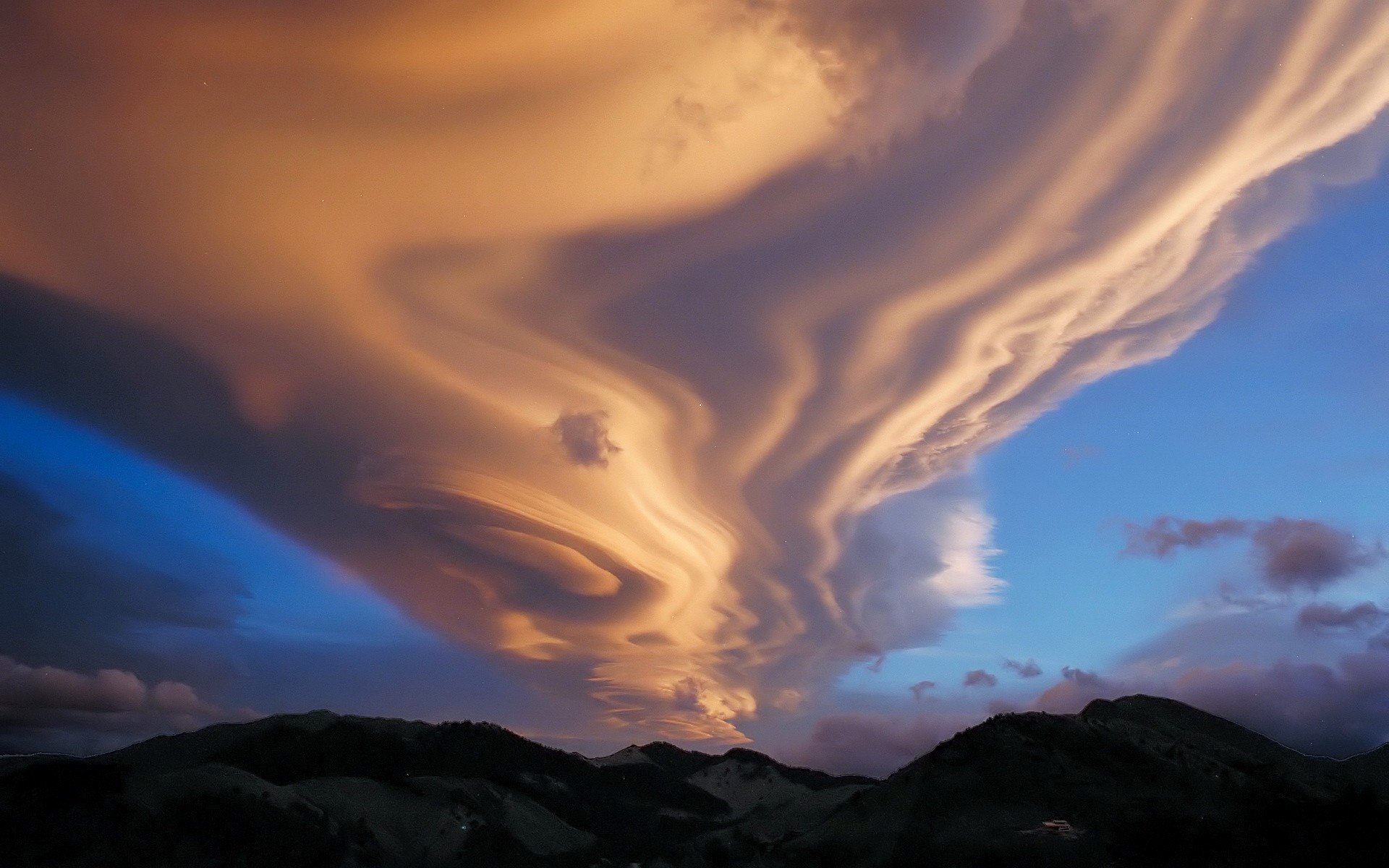 nuages insolite collines