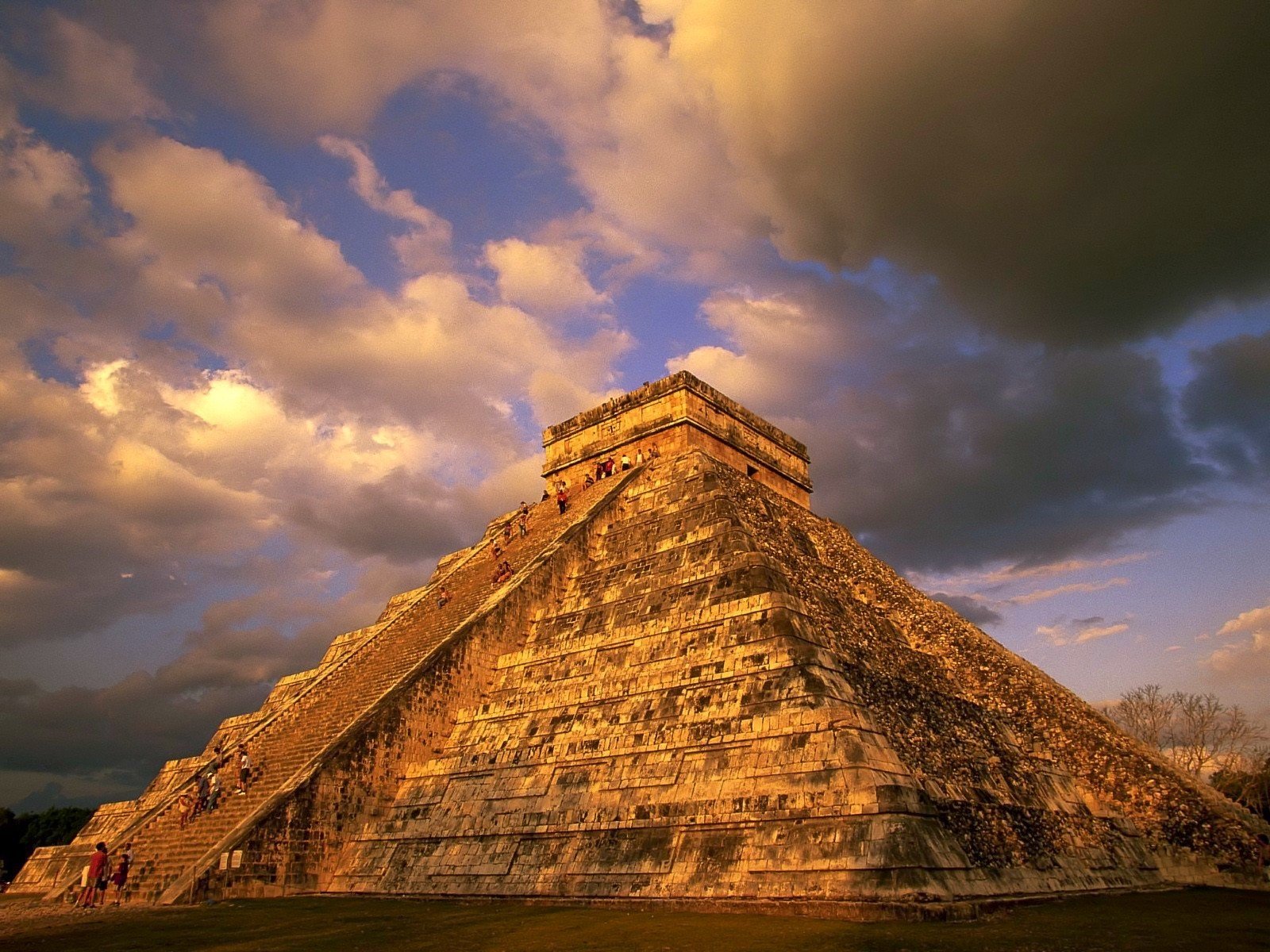 pyramide maya wolken