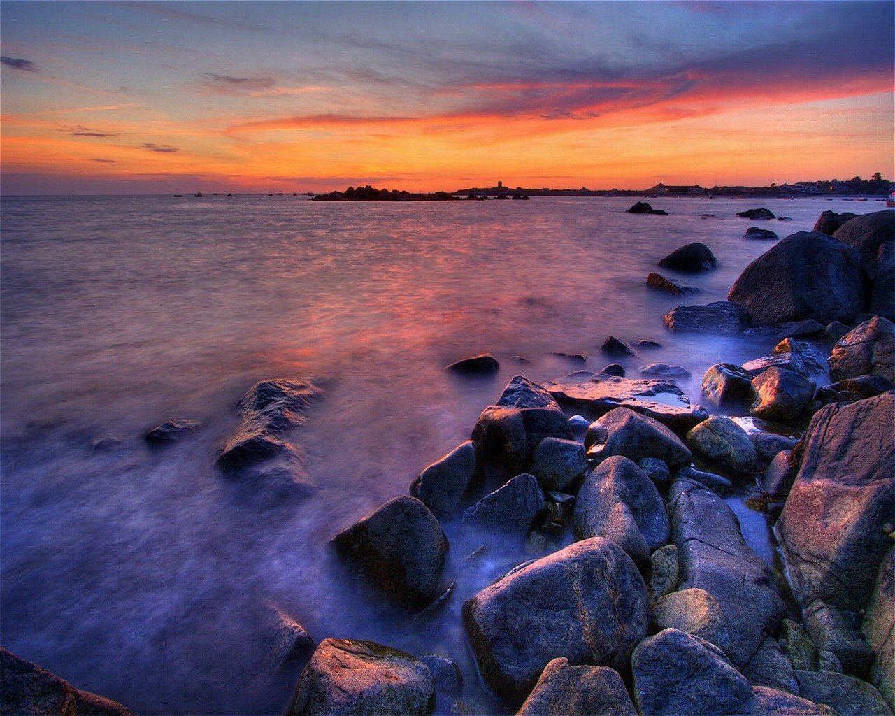 mer pierres coucher de soleil