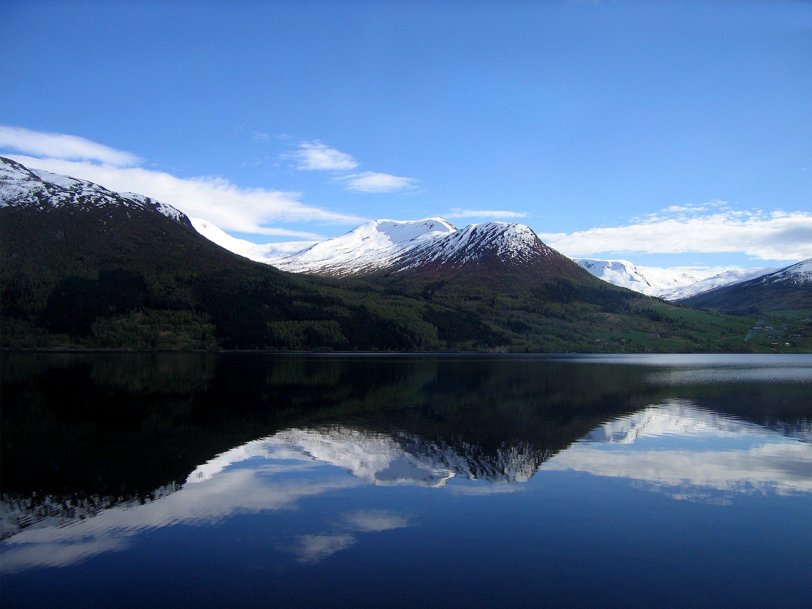 montañas nieve lago reflexión