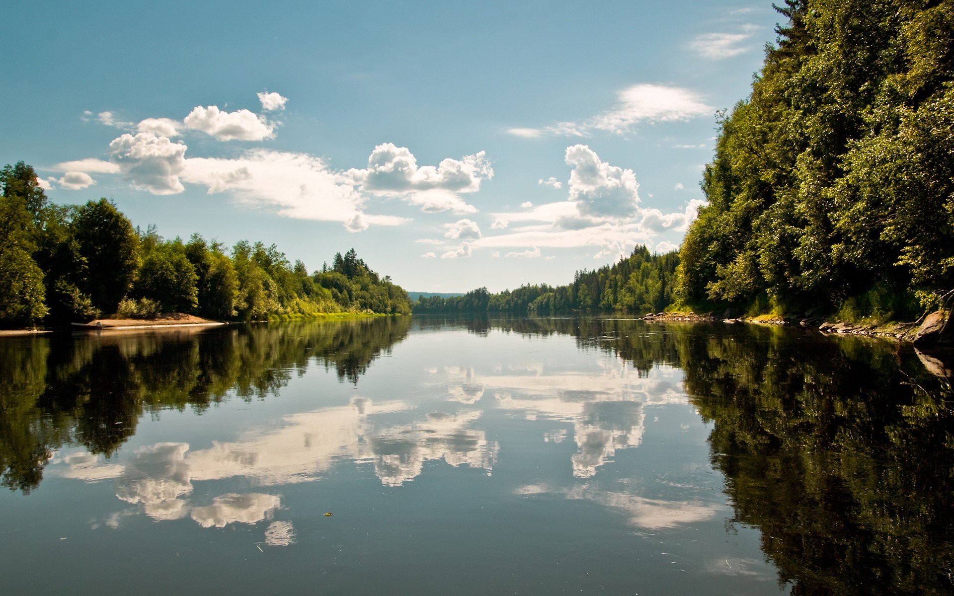 fiume riflessione nuvole