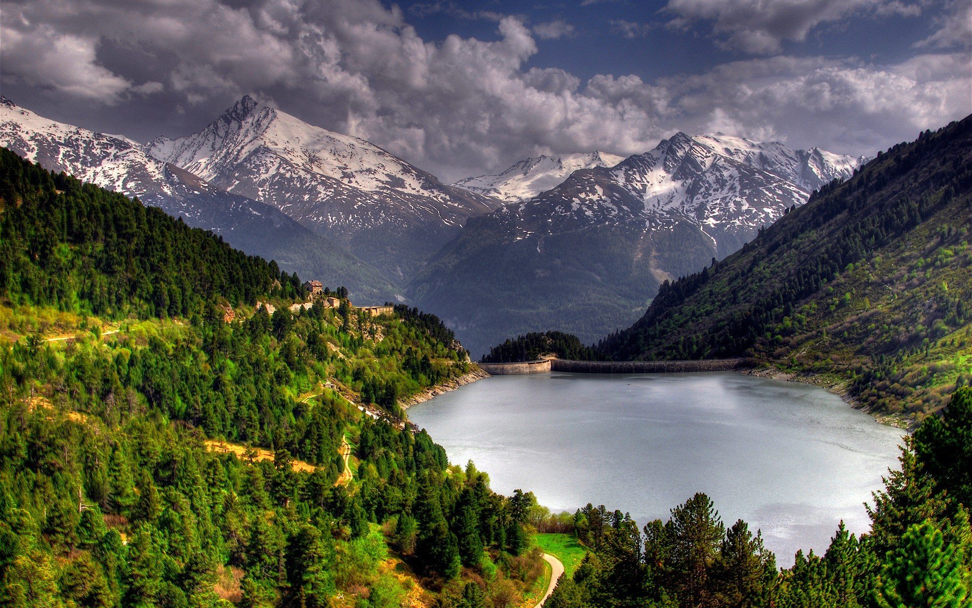 réservoir barrage montagnes