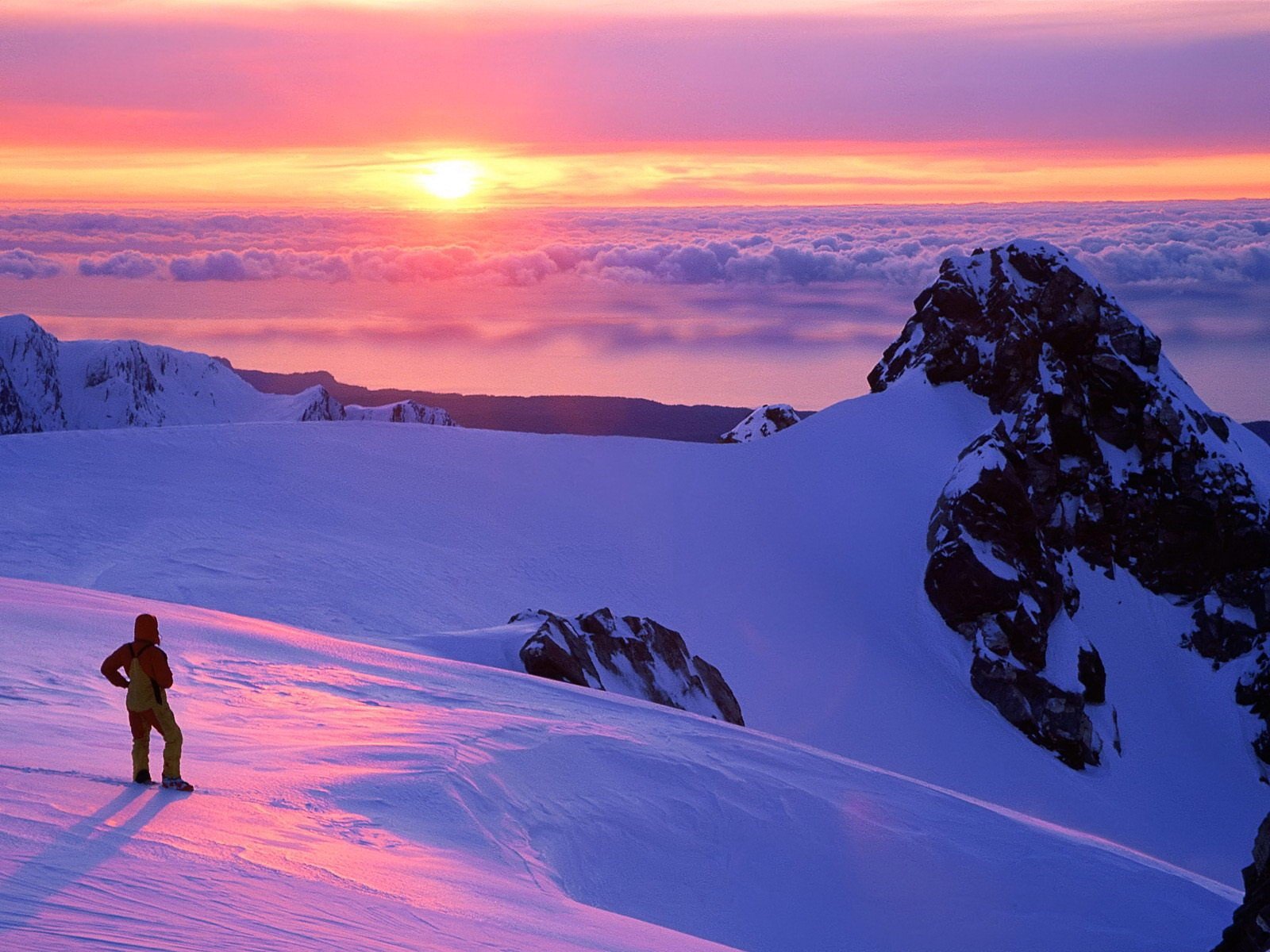 coucher de soleil montagnes nuages