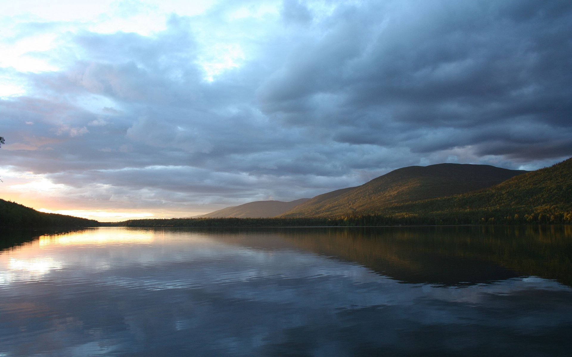 montaña lago reflexión nubes