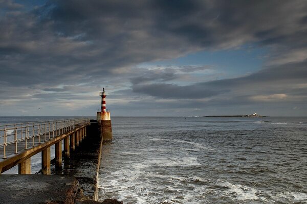 Faro en el mar en el horizonte