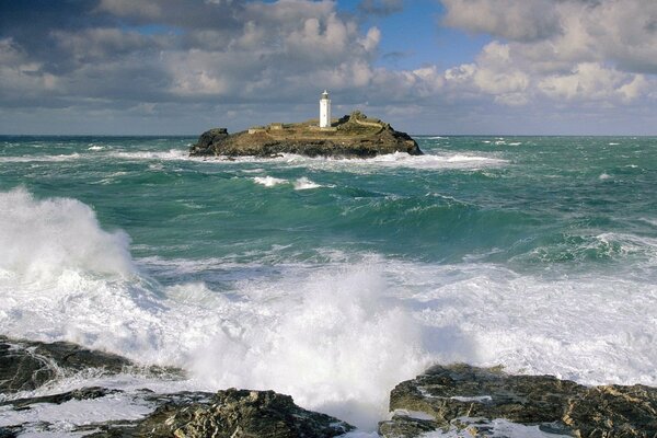 England Leuchtturm auf der Insel Po inmitten des Meeres