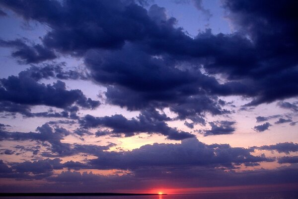 Nuages sur fond de coucher de soleil. Michigan