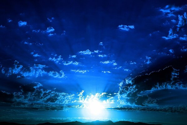 Jasne światło z dala od morza i błękitne niebo