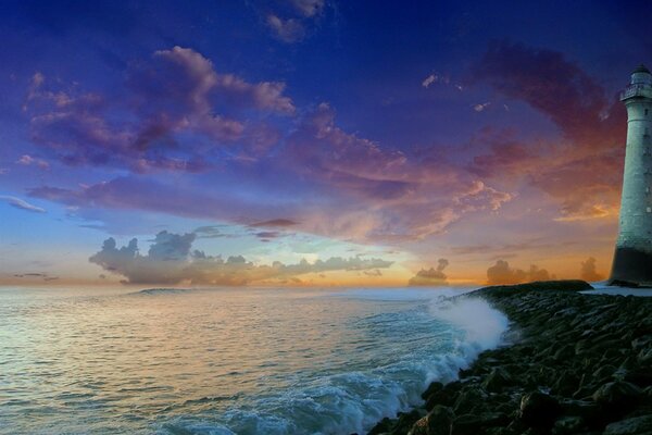 Beau coucher de soleil. Phare au bord de la mer