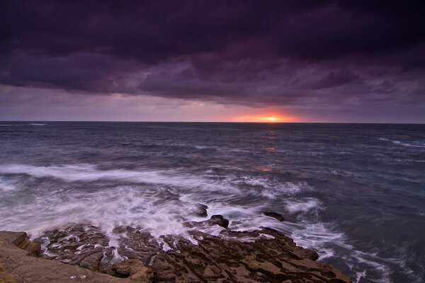 Los últimos minutos de la puesta de sol en el mar