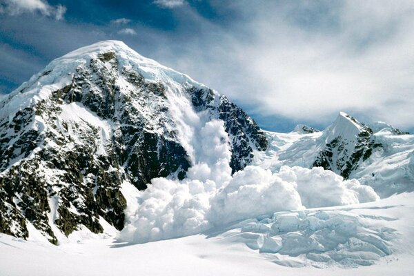 Valanga di neve in montagna