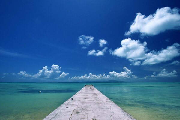 Muelle junto al mar. Cielo azul