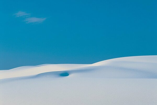 Weiße Sandbank auf EINEM BLAUEN HIMMEL