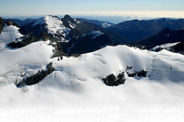 Kalte Berge mit Schnee bedeckt Leere und Stille