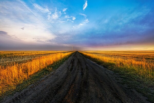 Route sur un champ biseauté sous un ciel bleu