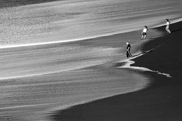 Photo en noir et blanc de la plage et de la mer agitée