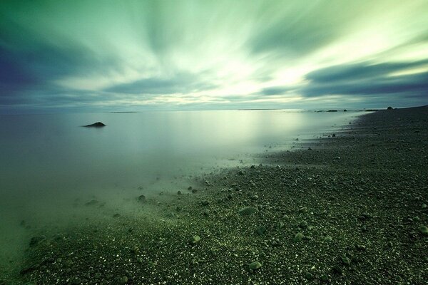 Ciel sans fin vert au-dessus du lac