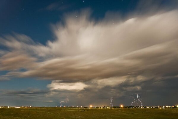 Nuage d orage avec des décharges de foudre