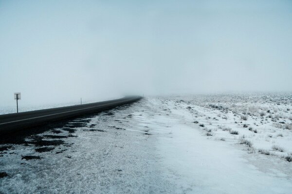 Route d hiver à travers le brouillard