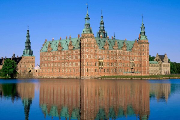 La splendeur du château du Danemark se reflète dans l étang