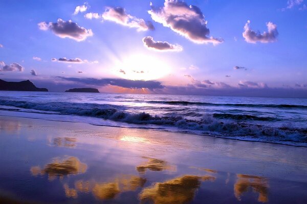 Himmel und Wolken spiegeln sich im Meer wider