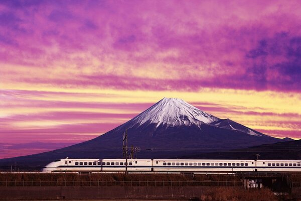 Eine S-Bahn in Japan vor dem Hintergrund eines schneebedeckten Berges