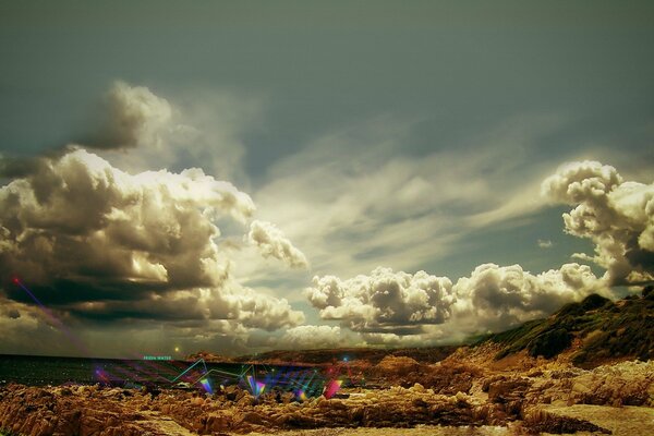 Wüste. Es gibt viele Wolken am Himmel