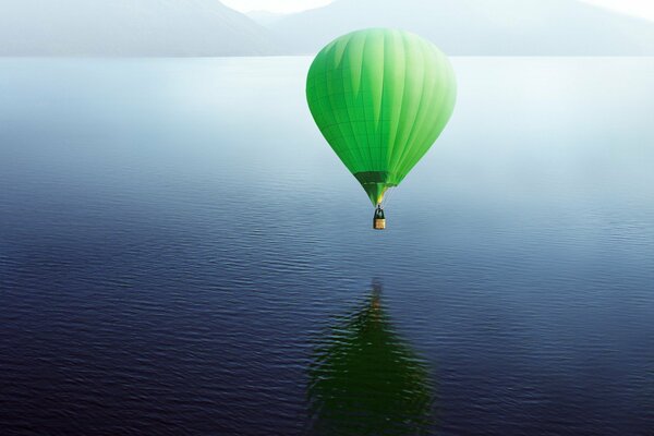 Ballon vert au-dessus du lac