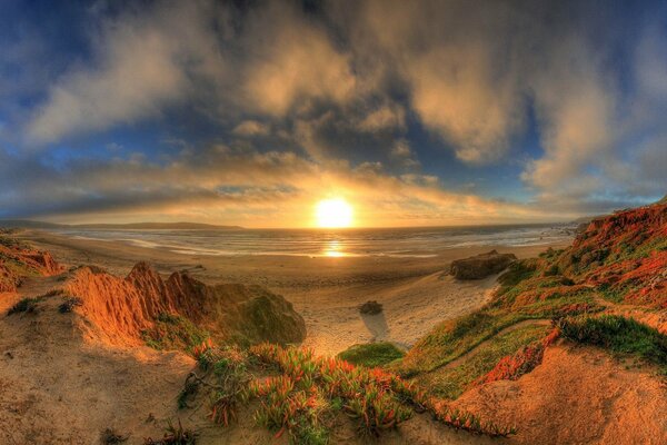 Il sole al tramonto affonda nel mare