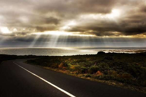 Strada asfaltata verso il mare all alba