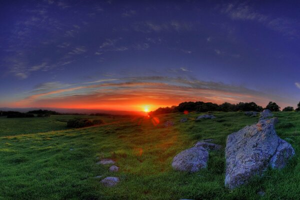 Enormes piedras en el fondo de la puesta de sol