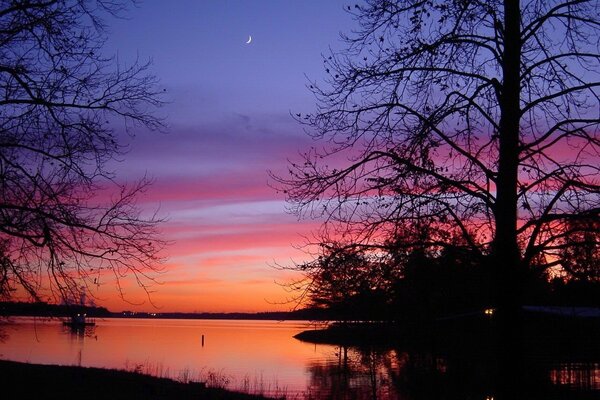 Sonnenuntergang am Flussufer