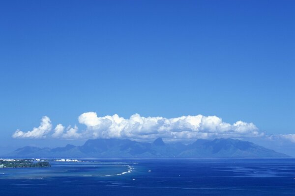 Bergwolken und Meer in Blautönen