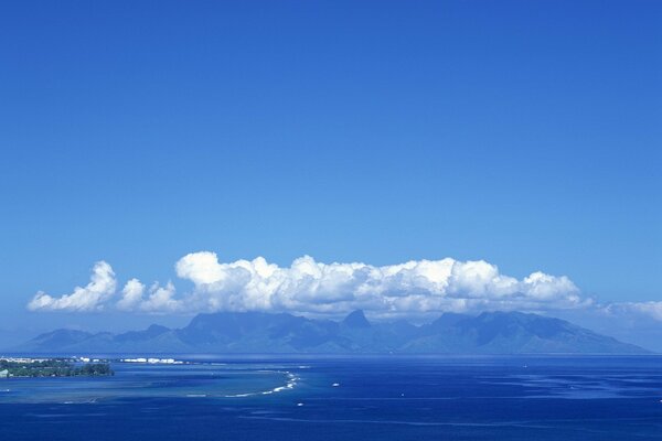 Chmury góry i morze w odcieniach błękitu