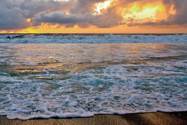 Onde nel surf al tramonto dorato