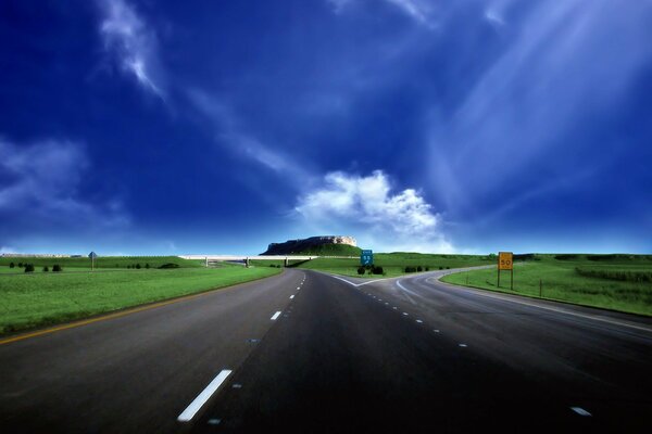 La route dans les nuages. Carrefour de deux routes