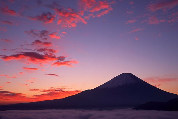 Purpurroter Sonnenuntergang über dem majestätischen Fuji